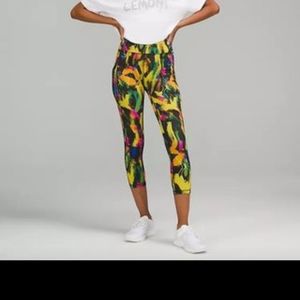 NWT Lululemon Invigorate high rise crop, Size 8